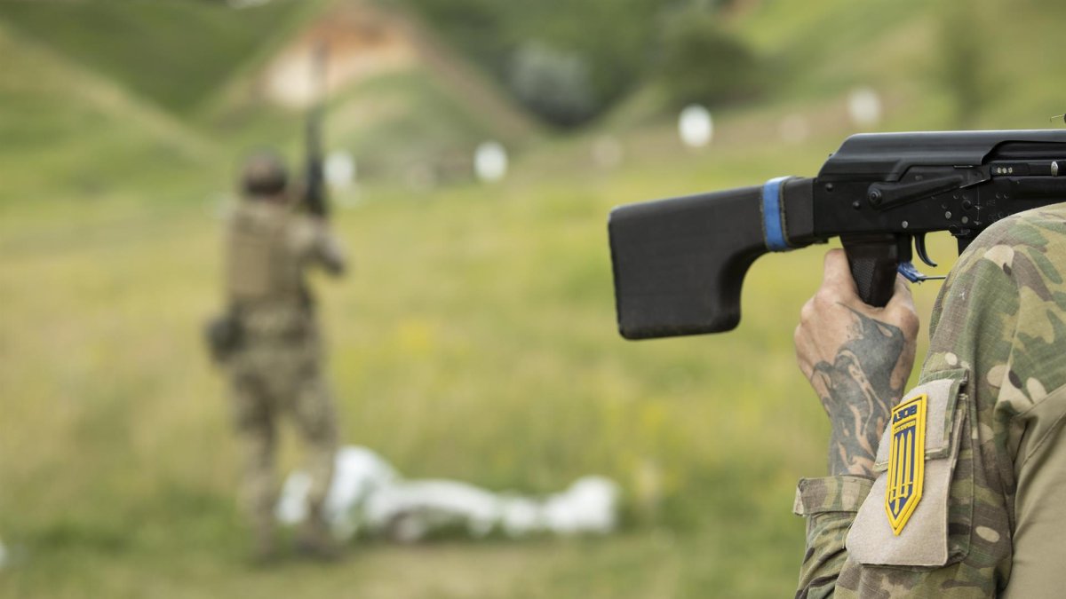 Combatientes del Ejército Azov en las afueras de Járkov (Ucrania)