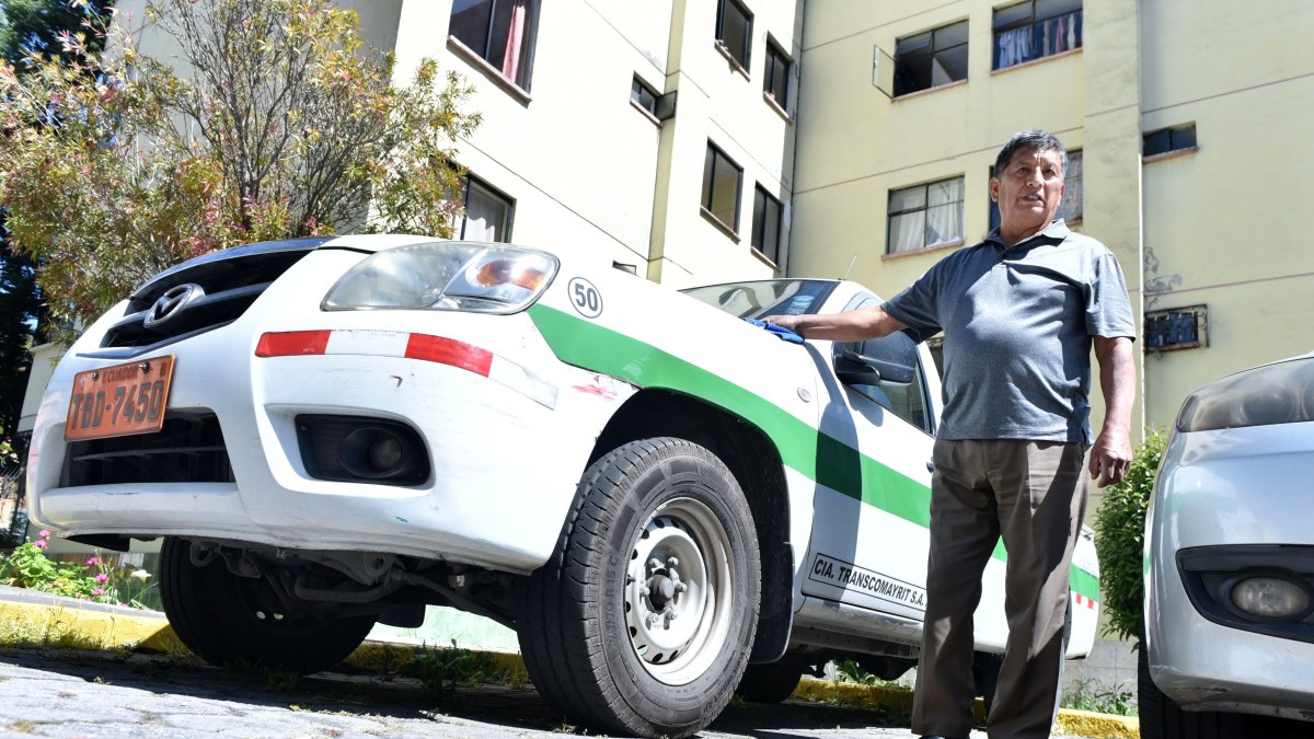 Pendiente. Jorge alista su camioneta para salir a trabajar al mercado, tan pronto finalice la paralización