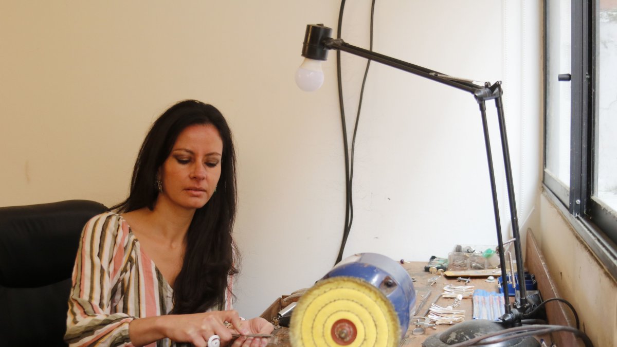 El diseño de joyas es una pasión que la motiva cada día y por la que ha ganado algunos reconocimientos internacionales.