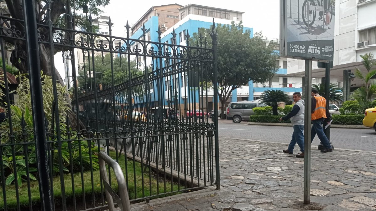 Perjuicio. Fuera del parque Seminario se encontraba un ciclo parqueo.