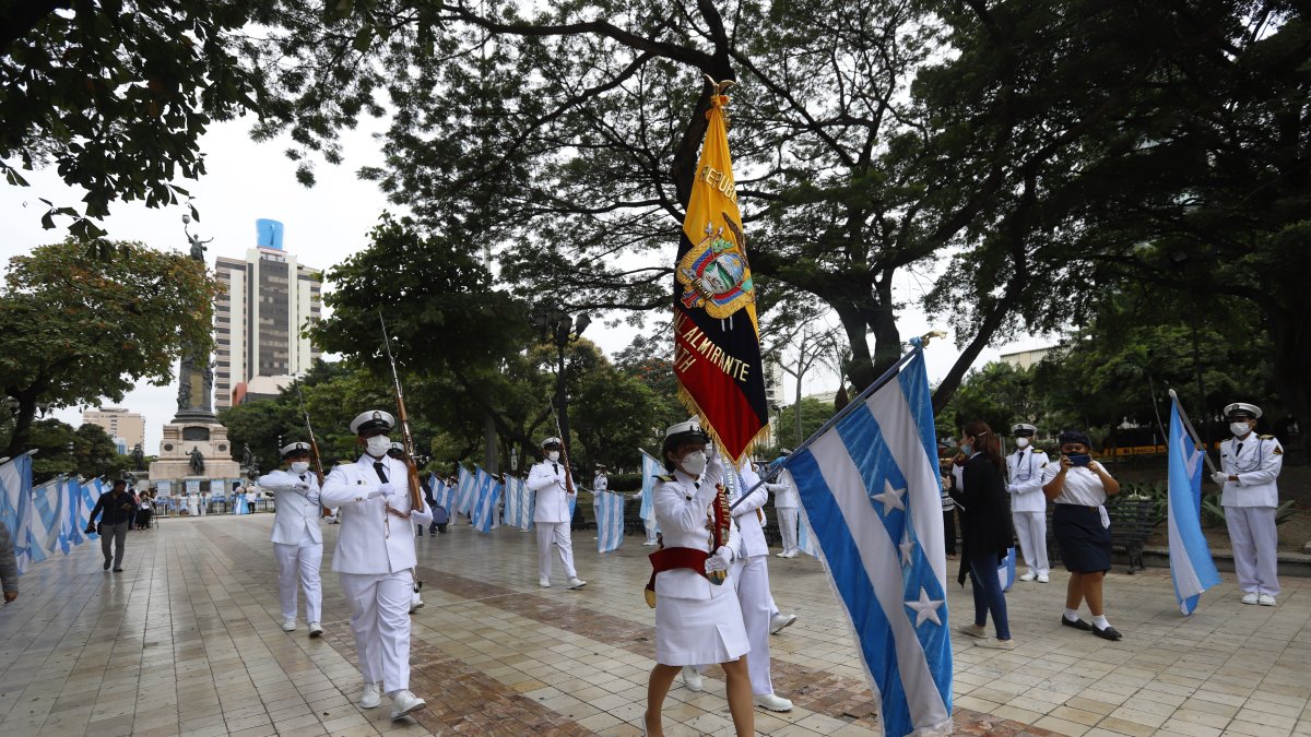 os estudiantes portaron las banderas del Ecuador y de Guayaquil en la Plaza del Centenario.