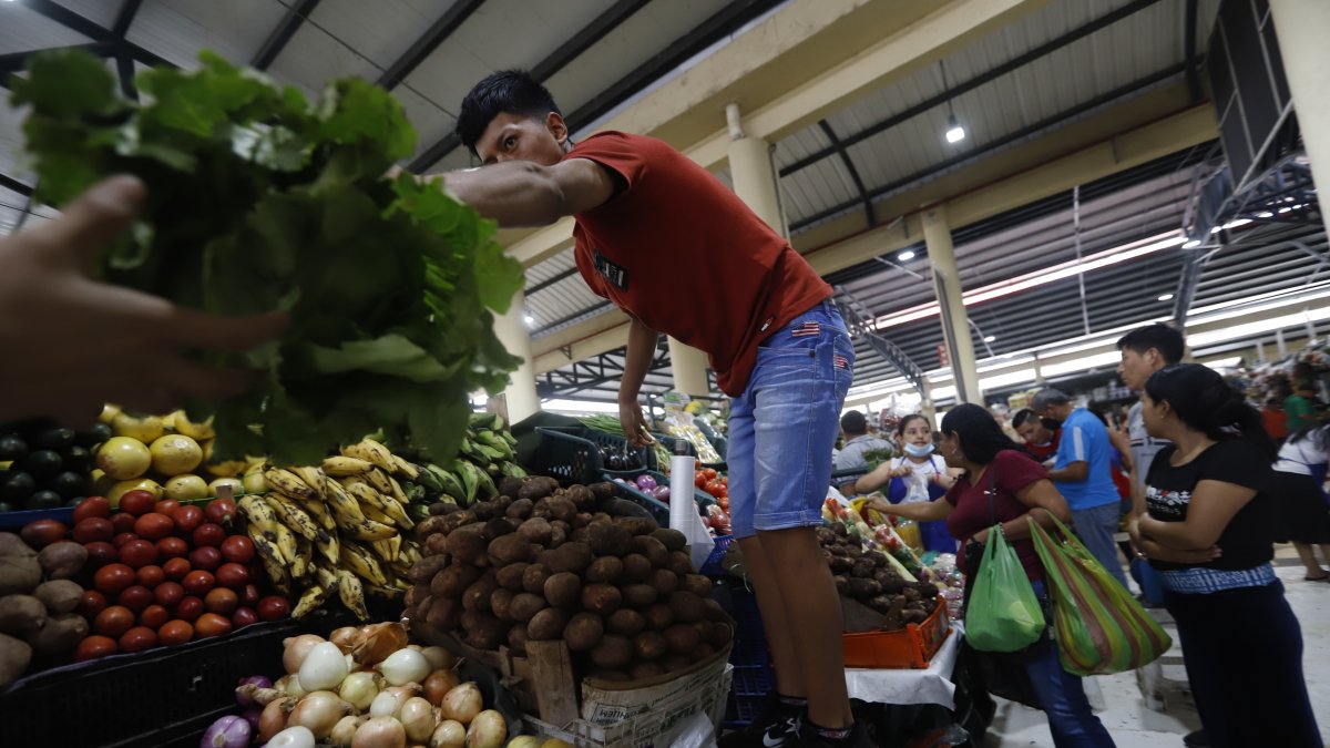 Plaza. Desde temprano hubo clientes ayer en el mercado de Sauces IX.