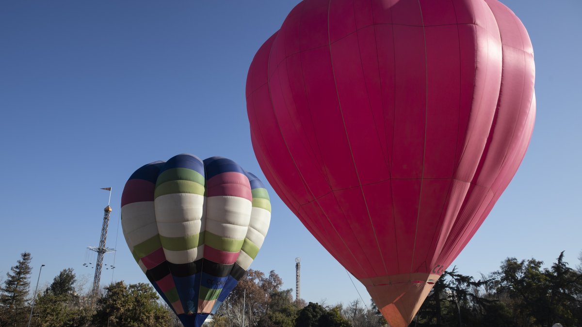 Fotografía de un globo aerostático en la inauguración del 'Festival del Globo', este 30 de junio de 2022, en el Parque O´Higgins de Santiago (Chile).
