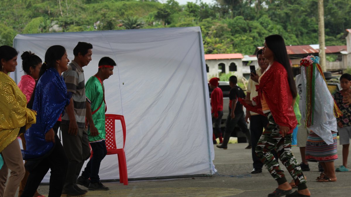 El gran baile. Se lo conoce como la ‘barenma’ o baile largo. Participan todos los invitados y familiares, en cuyo centro están los novios.