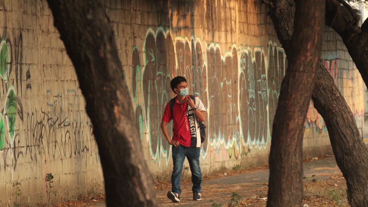 Desolado. Las pocas personas que transitan lo hacen con cuidado.