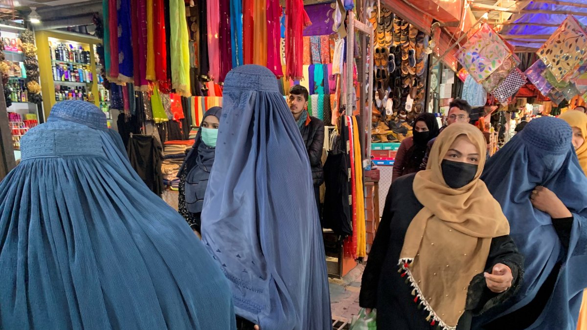 Mujeres vestidas con burka (o pañuelo) islámico en un mercado de Kabul. / EFE