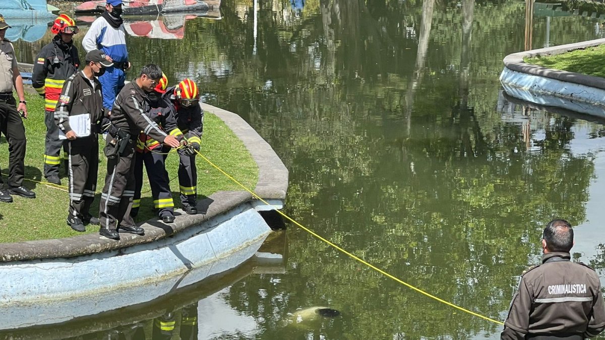 Fue necesario un bote para sacar el cuerpo del agua