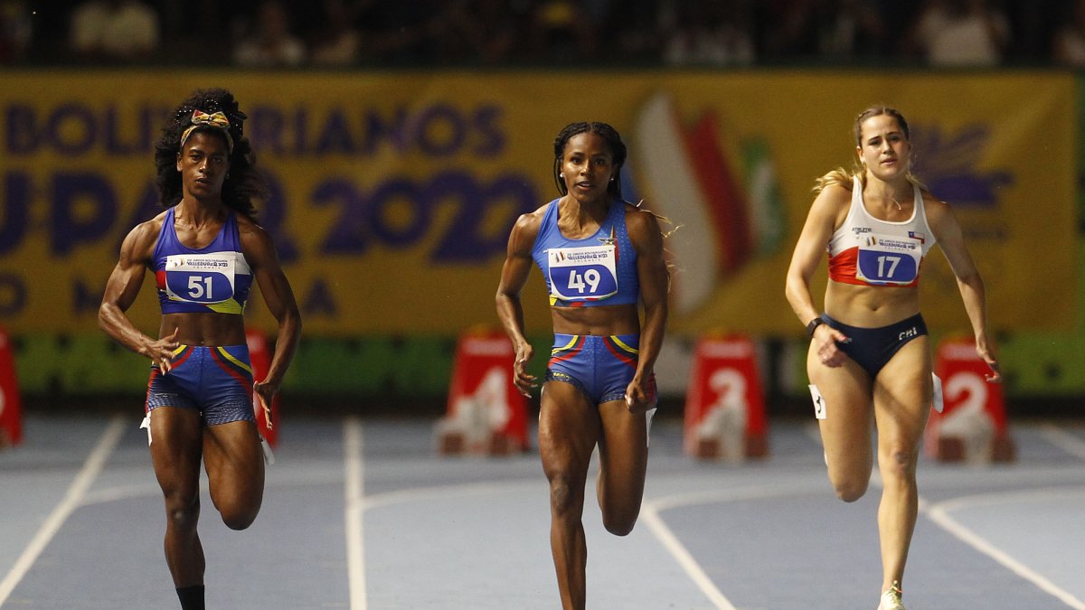 Gabriela Suárez (i), de Ecuador, medalla de plata; Angela Tenorio (c), de Ecuador, medalla de oro; y María Montt Blanchard, de Chile