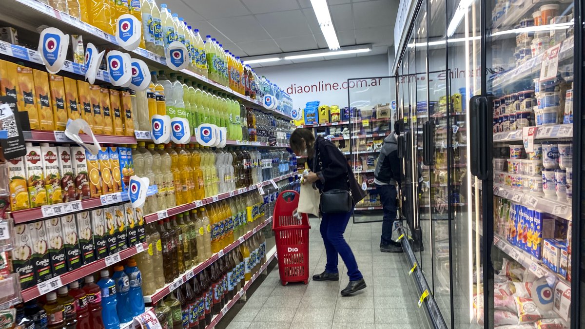 Fotografía de archivo fechada el 14 de junio de 2022 que muestra a una mujer mientras compra en un mercado, cuando se difunden los datos de la inflación mensual, en Buenos Aires (Argentina).