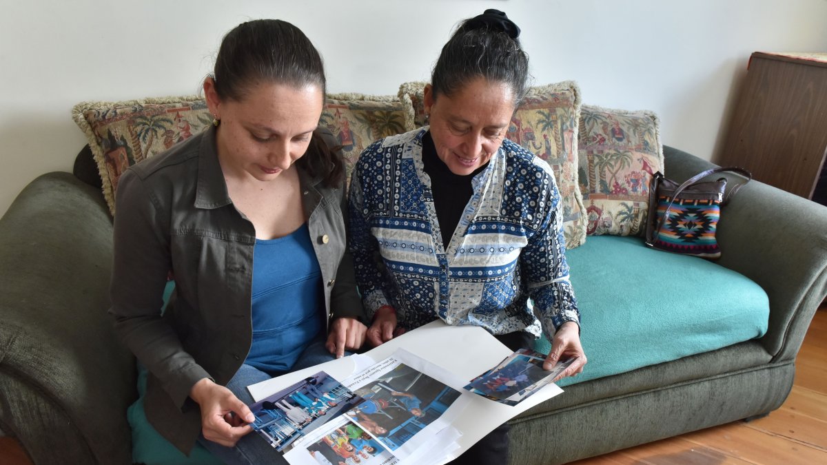 Ekaterina Ignatov y Teresa Cevallos, hija y esposa de Alexei Ignatov, son su gran apoyo.