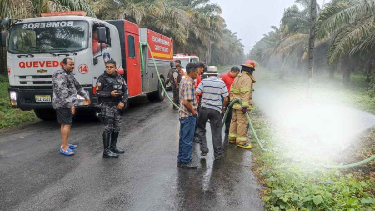Personal del Cuerpo de Bomberos lanzó agua a los cuerpos con llamas.