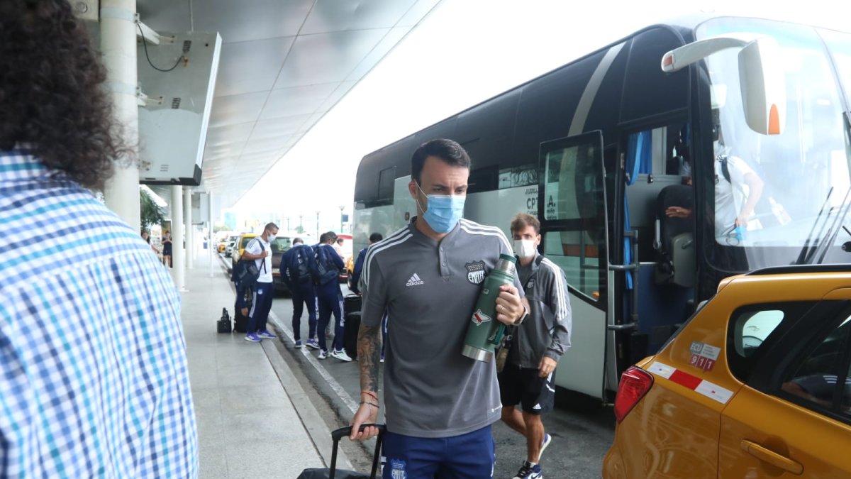 El capitán de Emelec, Sebastián Rodríguez, al momento de su arriba este domingo 3 de julio, al aeropuerto José Joaquín de Olmedo, en Guayaquil.