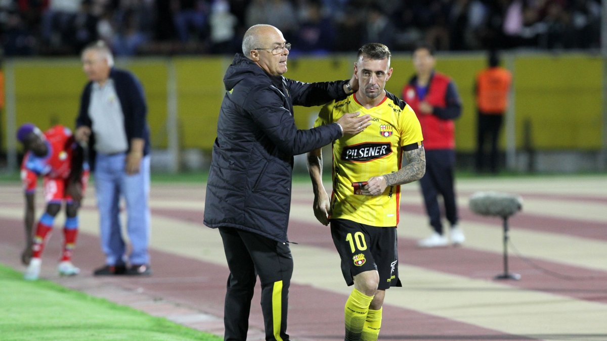 El entrenador Jorge Célico junto a Damián Díaz, en uno de los partidos de Barcelona.