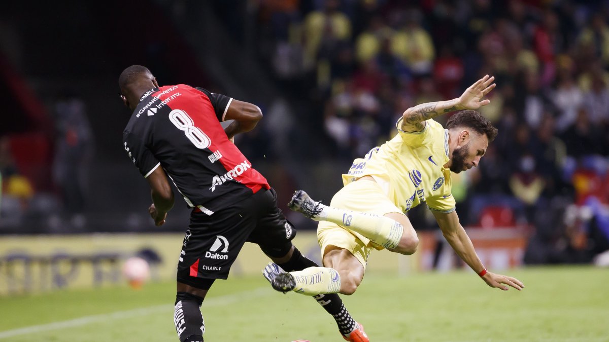 Aníbal Chalá, marcapunta del Atlas, disputa una pelota con Miguel Layún, del América.