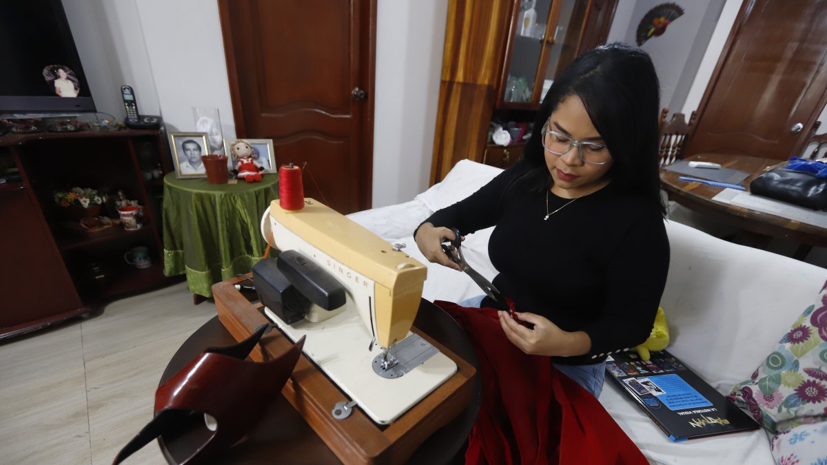 Preparación. Los que confeccionan ya están preparando sus atuendos para el próximo evento, en Guayaquil.