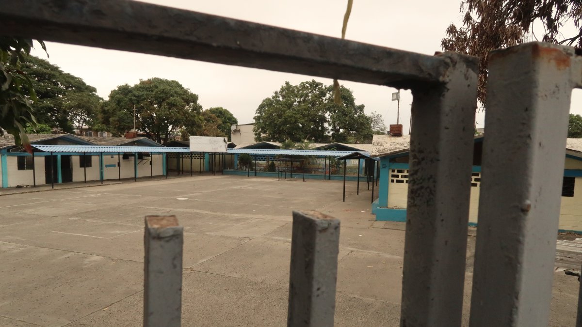 Estado. Así luce parte de la Unidad Educativa Otto Arosemena Gómez. La infraestructura está dañada.