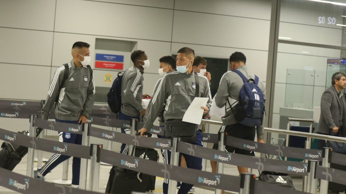 Los jugadores de Emelec en el momento de su arribo a suelo brasileño.