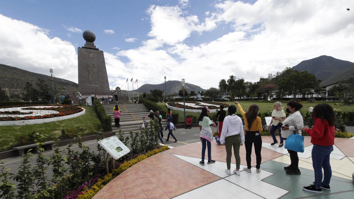 Turistas fueron registrados este sábado al visitar el monumento La Mitad del Mundo, en Quito (Ecuador).