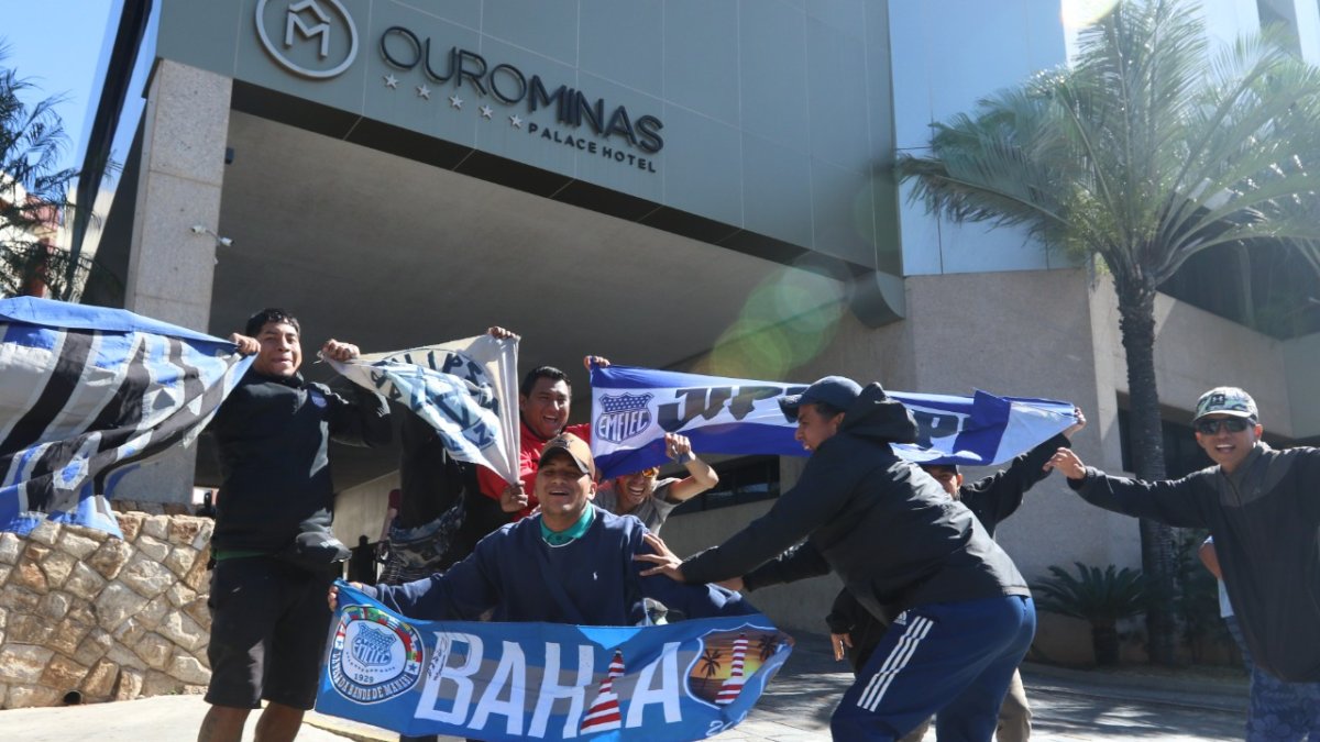 Hinchas de Emelec, en los exteriores del hotel Ouro Minas.