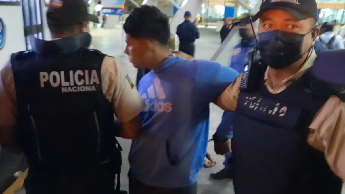 Hecho. Los detenidos fueron puestos a ordenes de las autoridades.