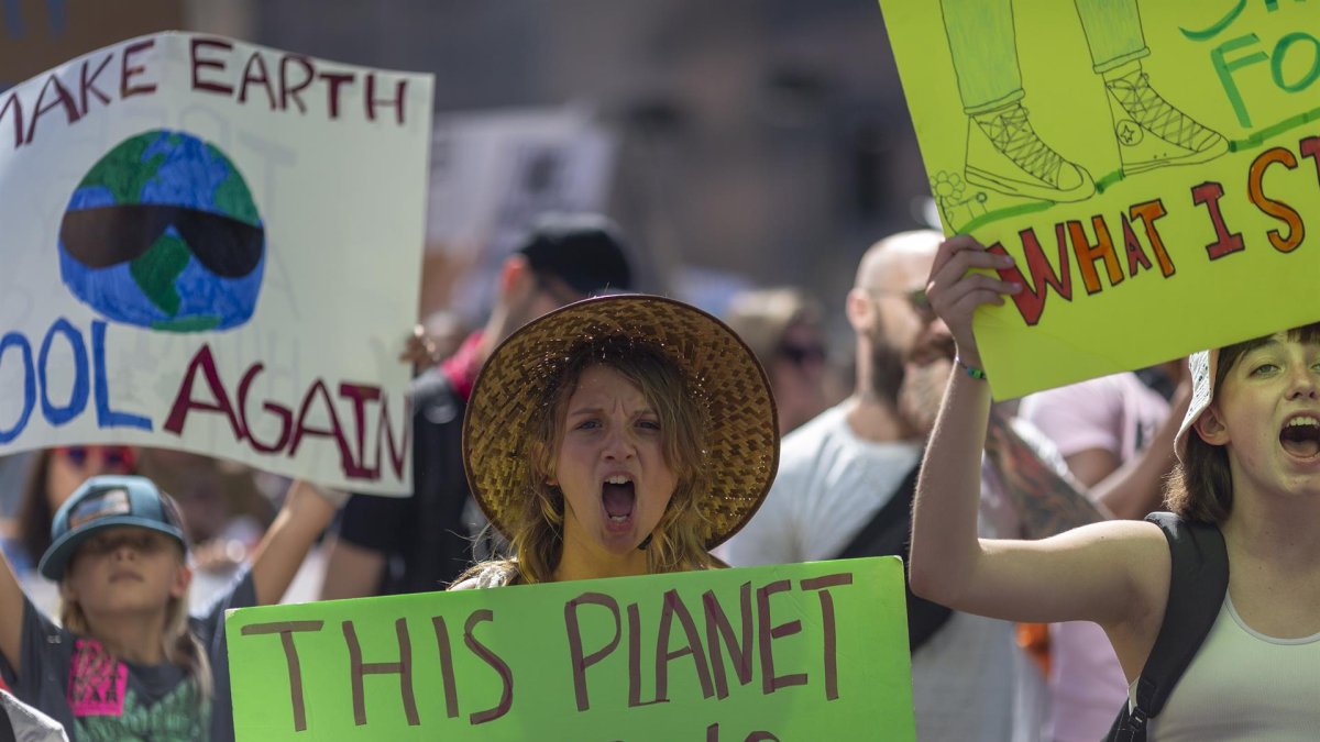 Aparecen unas personas mientras participan en la Huelga Mundial por el Clima en Los Ángeles, California (EE.UU).
