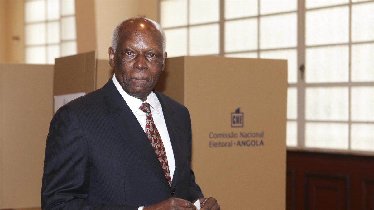 Foto de archivo del expresidente de Angola José Eduardo dos Santos.
