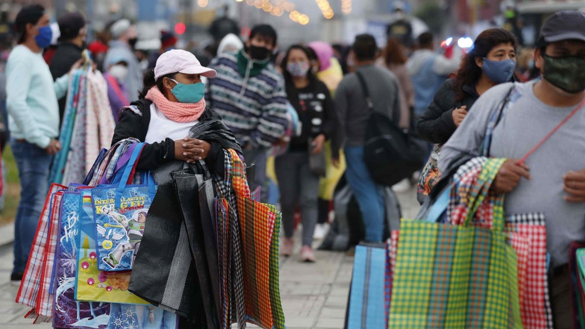 Fotografía de vendedores ambulantes trabajando en una vía pública en Lima (Perú), en una fotografía de archivo.