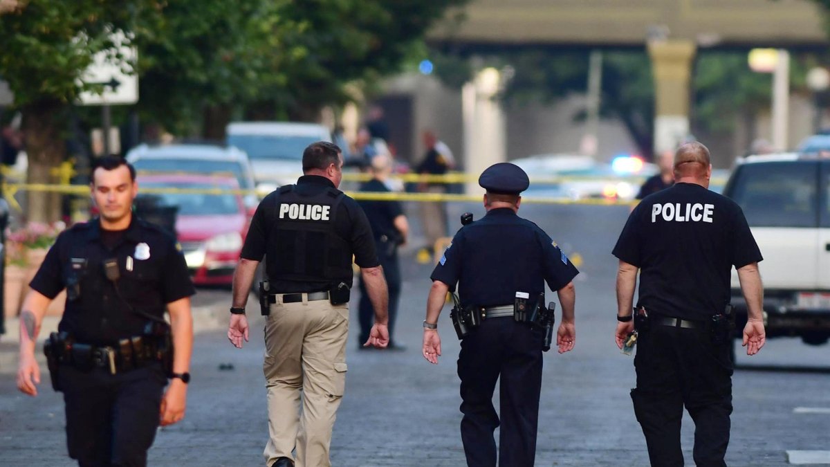 Policías atienden la emergencia generada por un tiroteo en EE.UU., en una fotografía de archivo.