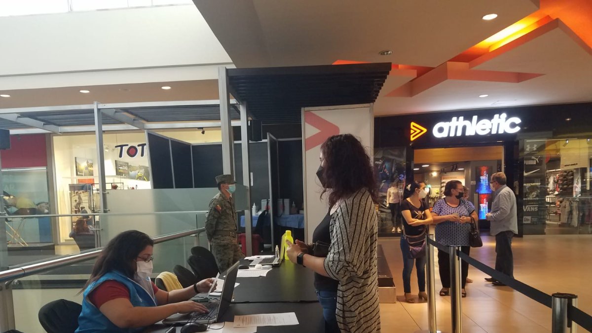 Un usuario en un centro de vacunación contra la COVID-19 ubicado en un centro comercial de Guayaquil, en junio de 2022.