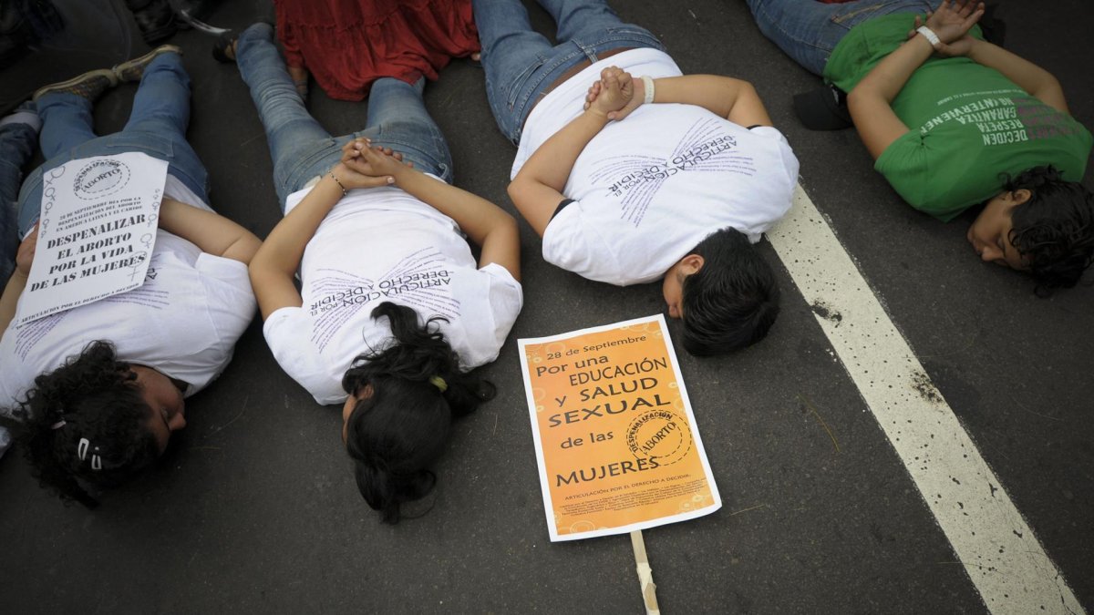 En la imagen un registro de archivo de un grupo de mujeres al protestar para exigir la despenalización del aborto en El Salvador.