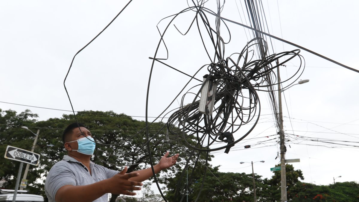 Tallarines. Los cables no solo están en las alturas, sino también al ‘alcance’ de los peatones, que los topan, como ocurre en la Saiba.