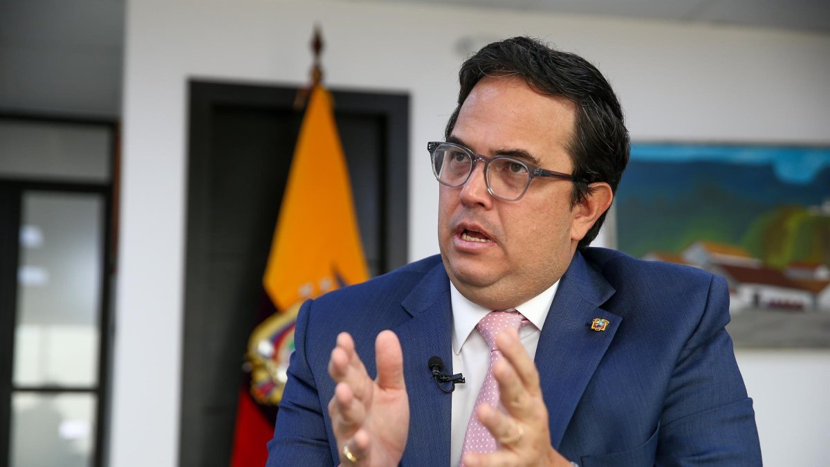 El ministro de Energía y Minas de Ecuador, Xavier Vera, habla durante una entrevista con Efe , en Quito (Ecuador), este 4 de junio de 2022.