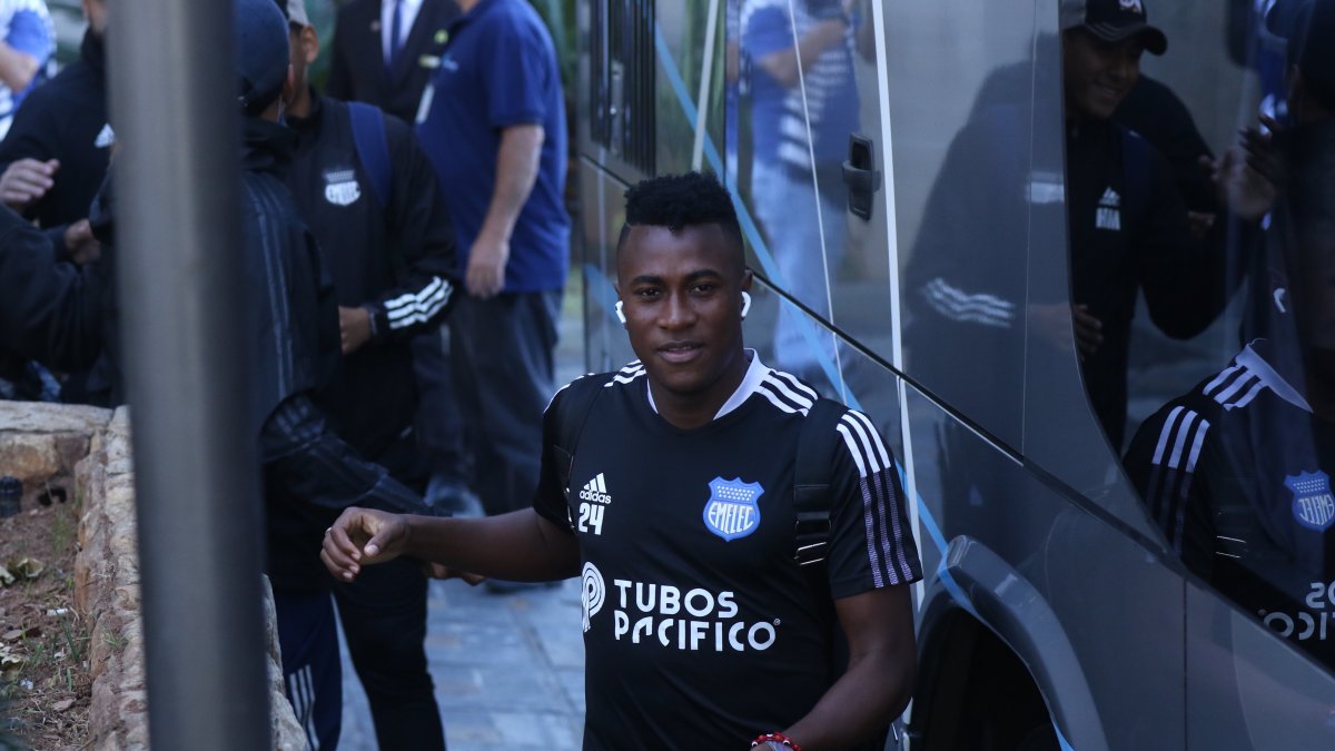Bryan Carabalí, marcapunta de Emelec, antes del entrenamiento del Bombillo en suelo brasileño.