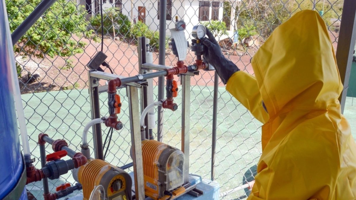 Trabajos. Un funcionario revisa la calidad del agua potable de Santa Cruz, un proyecto que comenzó en 2013.
