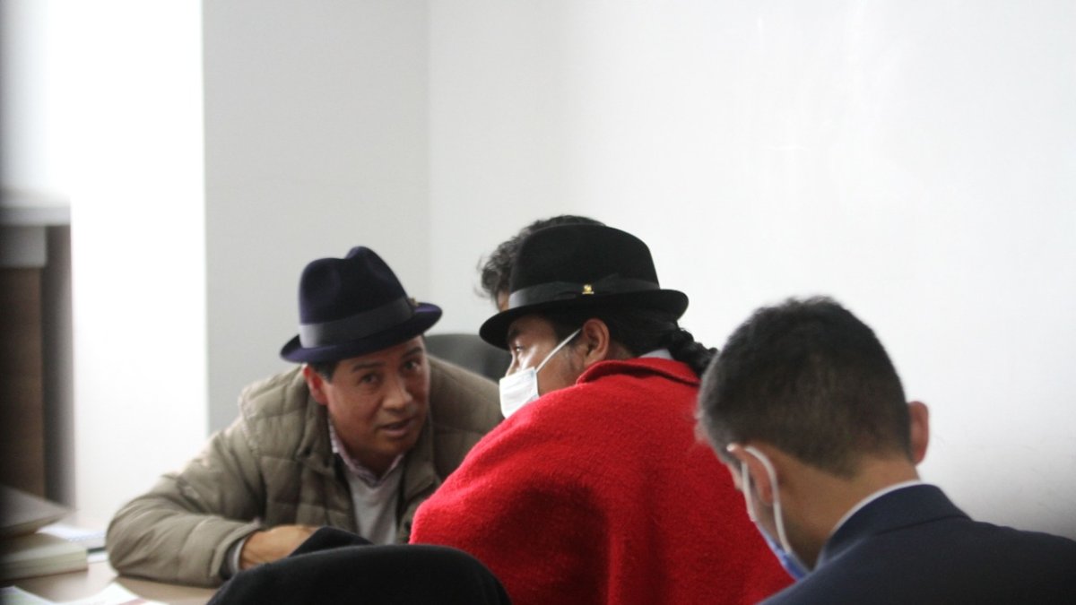 Audiencia. Leonidas Iza, líder de la Conaie, junto con uno de sus asesores legales, en la diligencia de ayer.