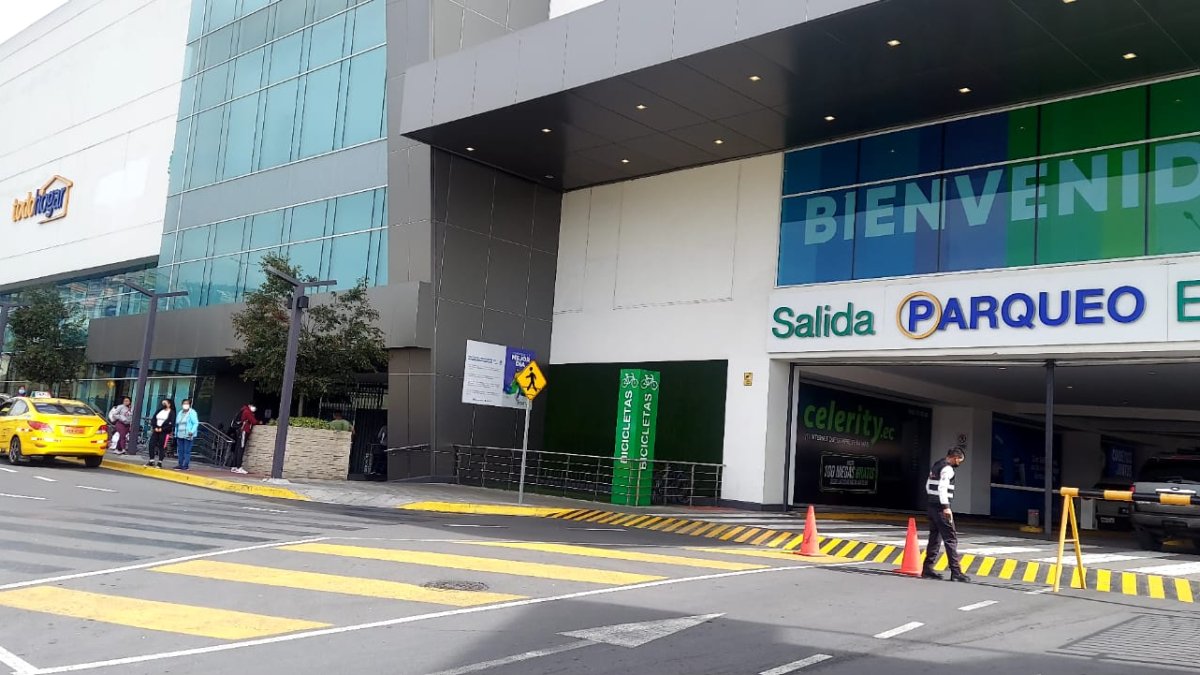 El hecho habría ocurrido en las gradas eléctricas de un centro comercial de Carapungo.