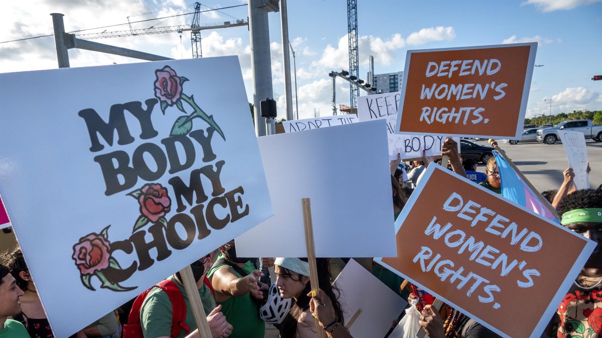 Manifestantes piden respeto al derecho al aborto en Miami, Florida, el 27 de junio de 2022.