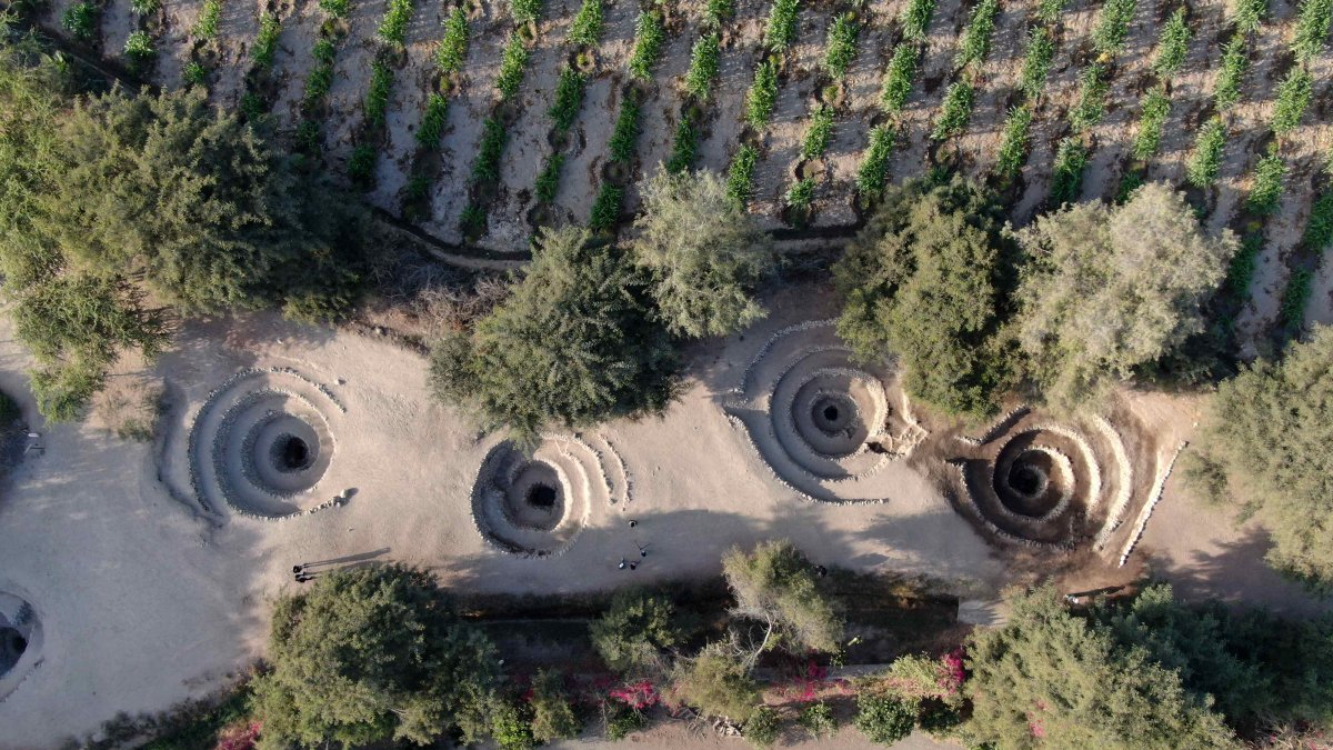 Fotografía aérea cedida hoy por el Grupo AJE que muestra los acueductos de Cantalloc, en Nazca (Perú).