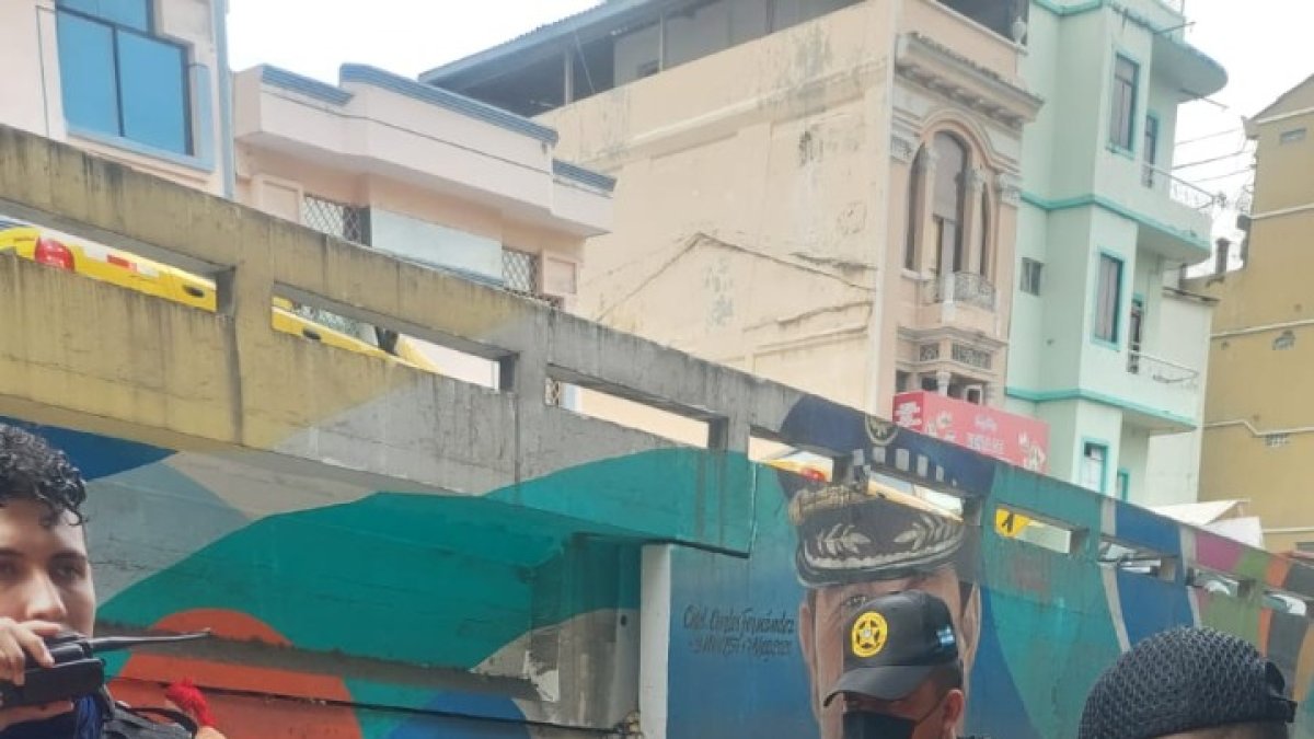 Hecho. Policías metropolitanos detuvieron a los sospechosos.
