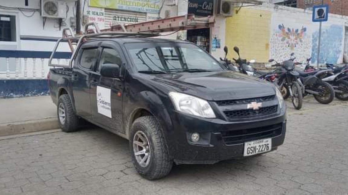 En esta camioneta se movilizaban los detenidos, simulando ser de CNEL.