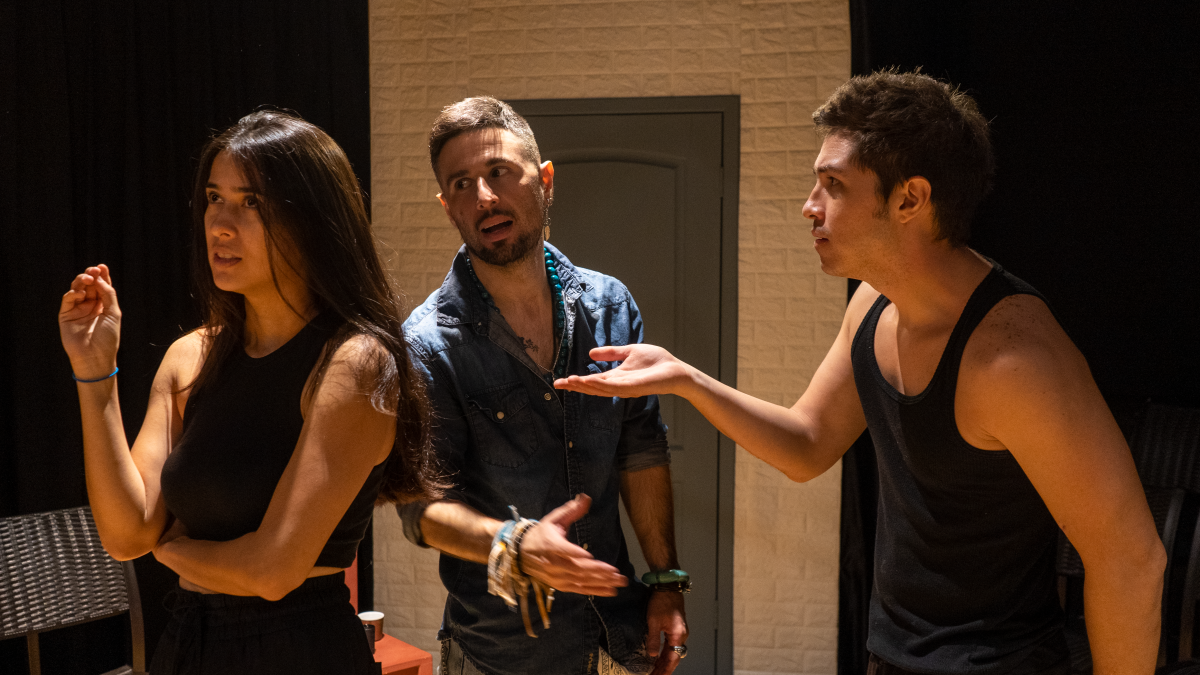 Lissette Rezabala, Raúl Sánchez McMillan y Alfredo Salomón interpretan a tres amigos que deciden experimentar con su sexualidad.