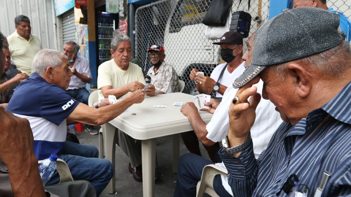 Referencial. En algunos barrios de Guayaquil se observa a los adultos mayores reunidos en aceras o afuera de sus hogares, con juegos de mesa para distraerse.
