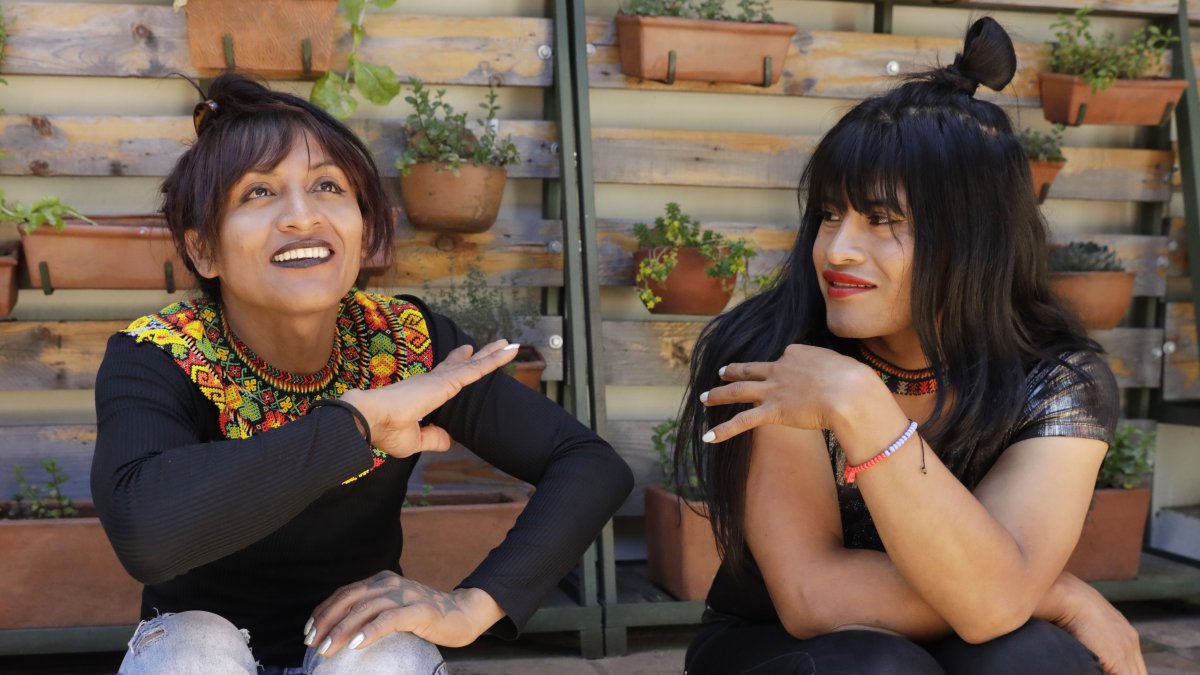 Roxana y Alexandra (d), indígenas Embera trans, hablan durante una entrevista , en Bogotá (Colombia).  / Carlos Ortega