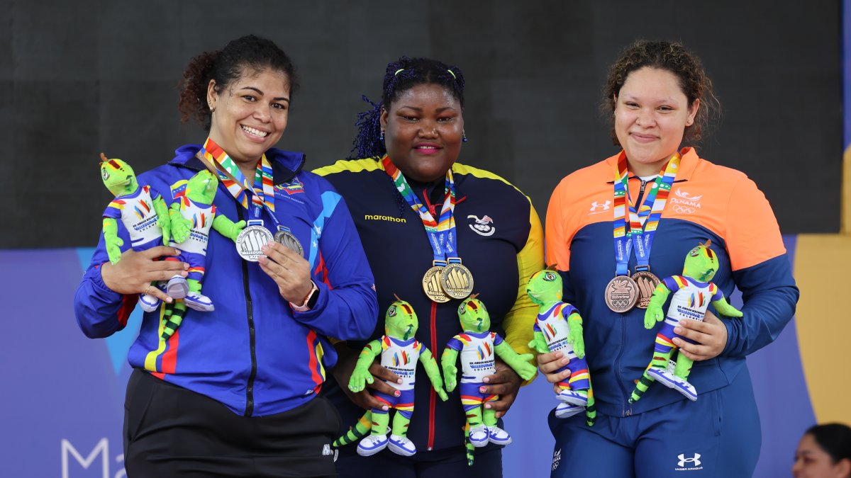 Lisseth Ayoví (c) sumó dos oros en los más 87 kg, tanto en arranque, como en envión.