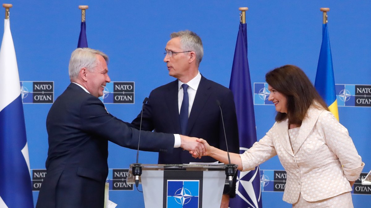 El secretario general de la OTAN, Jens Stoltenberg, y los ministros de Exteriores de Finlandia, Pekka Haavisto, y de Suecia, Ann Linde. EFE/