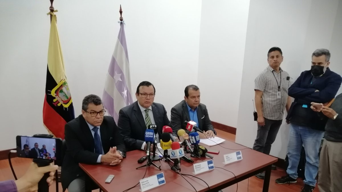 Autoridad. El ministro de Agricultura, Bernardo Manzano (centro).