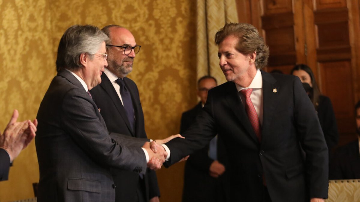 Referencia. Alfredo Ortega Maldonado, Presidente en el Consejo Directivo del IESS y el presidente Guillermo Lasso.