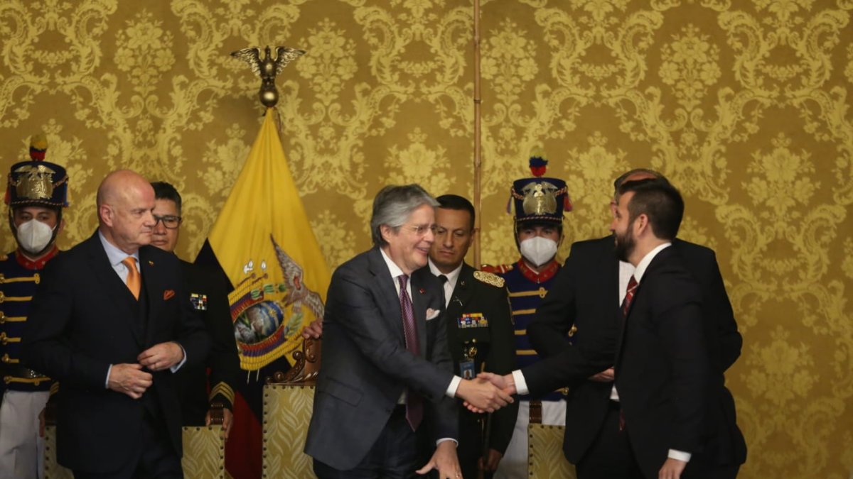 Pablo Arosemena es posesionado como ministro de Finanzas por el presidente Guillermo Lasso.