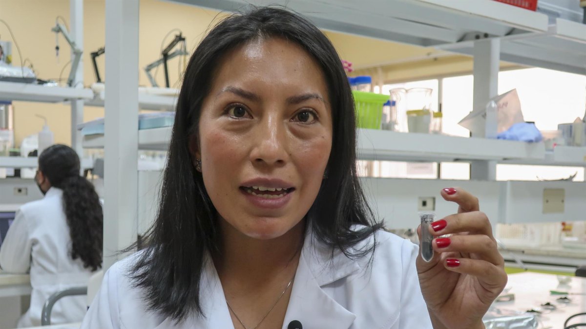 Talía Tene, docente del departamento de Química y miembro del grupo de investigadores de Ciencia y Tecnología de Materiales de la UTPL, habla en una entrevista con Efe el 6 de abril del 2022, en Loja (Ecuador).