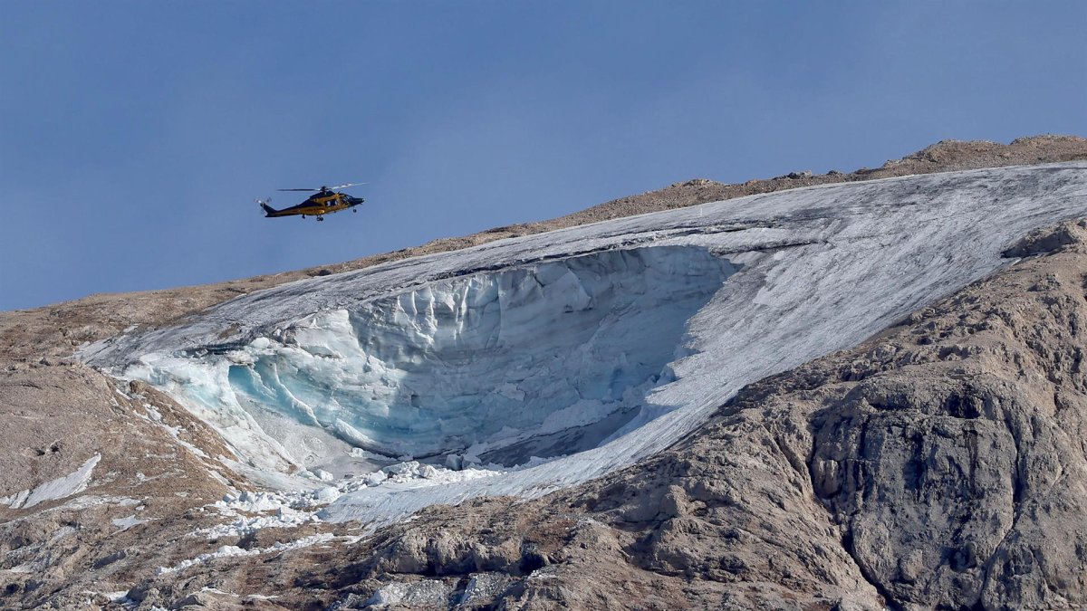 Los desaparecidos oficialmente son tres y las labores de búsqueda continúan por aire, mediante drones y helicópteros.